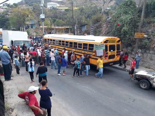 Imágenes del caos vial en la salida al sur ante la toma de calle de los pobladores de la aldea Yaguacire