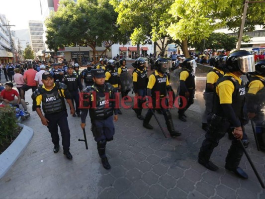 Vendedores ambulantes tienen luz verde para ofrecer su mercancía en el Paseo Liquidámbar