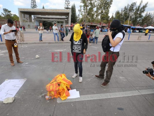 FOTOS: Las tomas enfrente de la UNAH que obstaculizaron el paso vehicular en el bulevar Suyapa