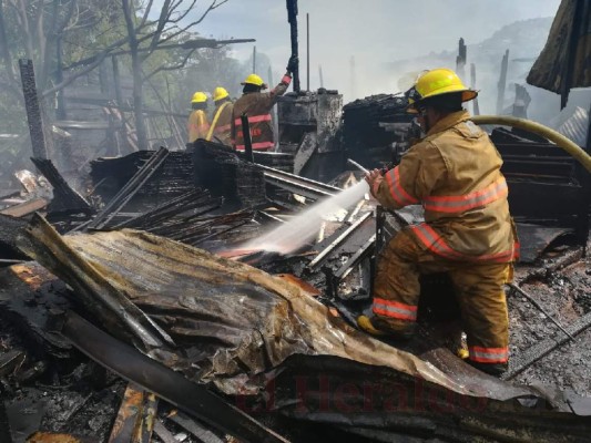 Las fotos que dejó el voraz incendio que consumió al menos cinco vehículos en un taller en la capital