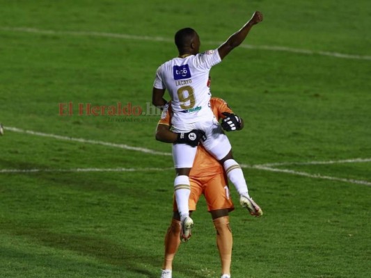 Júnior Lacayo celebró con la Bandera de Honduras; Comunicaciones fue superior a Motagua