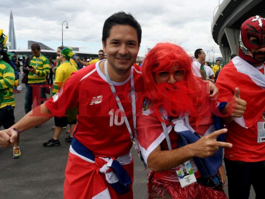 Como si fuera un carnaval llegaron disfrazados los aficionados de Brasil y Costa Rica