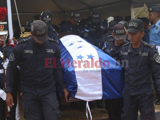 En imágenes: Cortejo fúnebre en honor a los dos policías Tigres muertos en enfrentamiento