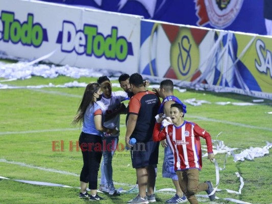 FOTOS: Ultra Fiel ingresó a la cancha y festejó con jugadores de Olimpia tras avanzar a la final