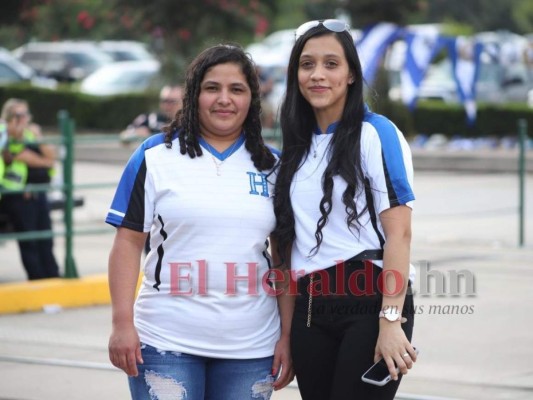 Bellas aficionadas catrachas se roban las miradas en el BBVA Compass para el Honduras-Qatar