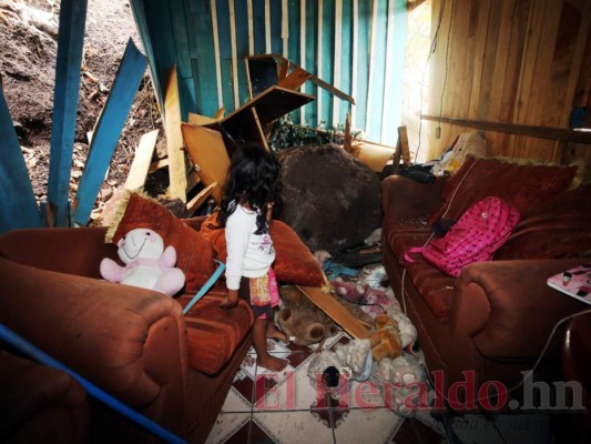 FOTOS: Destrucción y zozobra tras caída de roca sobre vivienda en la capital