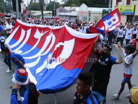 ¡Llenazo en el Municipal Ceibeño! Aficionados de Olimpia y Vida ponen ambiente festivo en La Ceiba