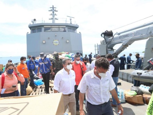 En fotos: Así fue el recorrido de Juan Orlando Hernández en la devastada Guanaja  