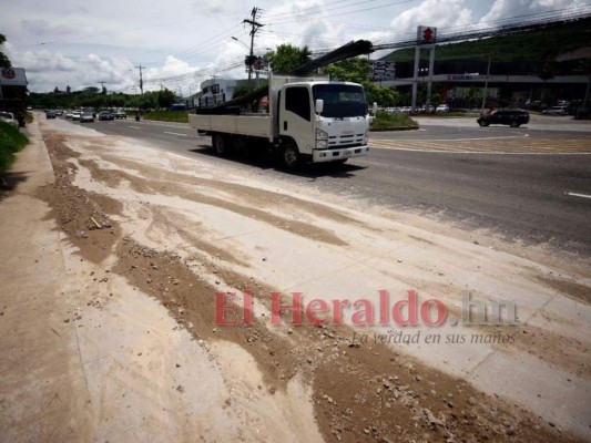 Baches, tierra y alcantarillas destapadas: deterioradas calles de la capital (FOTOS)