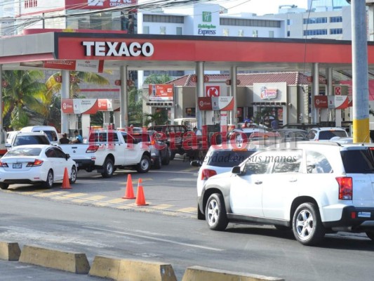 FOTOS: Enormes filas en gasolineras para abastecerse de combustible