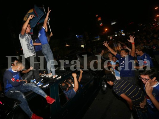 Aficionados de Motagua abarrotaron las calles de Tegucigalpa para celebrar la 14