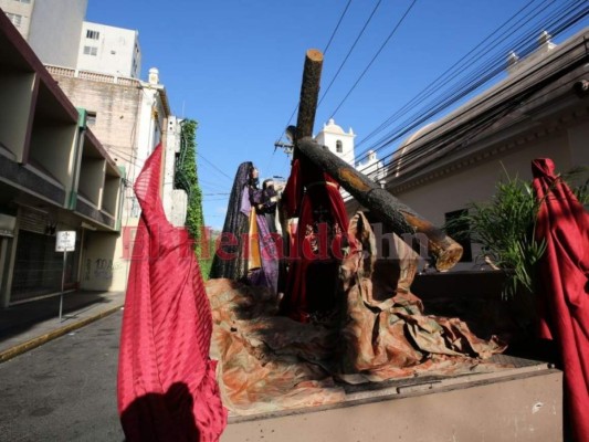 Con plegarias de sanidad y fervor cristiano: Así se desarrolló el vía crucis este Viernes Santo