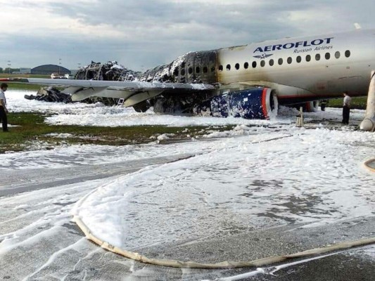 Llamas y pánico: Imágenes del pavoroso incendio en avión que dejó al menos 41 muertos en Rusia