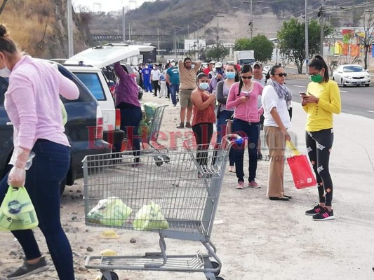 Sin mascarilla y aglomerados, así se arriesgan algunos capitalinos