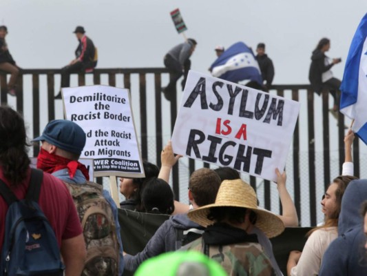 Migrantes hondureños llegan con caravana a la frontera México-Estados Unidos