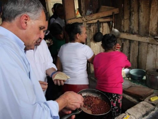 Precandidatos ya andan en campaña política y presumen su lado más 'humilde'