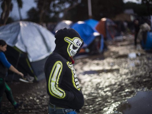 FOTOS: Fuerte lluvia destruye carpas en las que dormían migrantes de la caravana en Tijuana, México