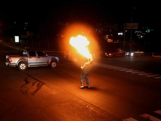 Arte del malabarismo en bulevares de Tegucigalpa