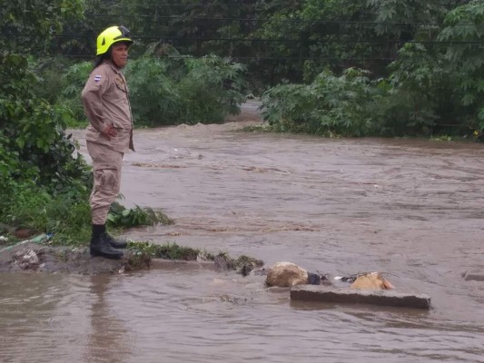 Caos e inundaciones dejan fuertes lluvias y frente frío en el norte de Honduras