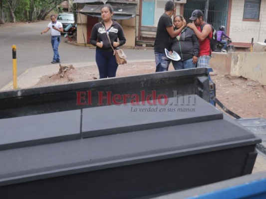 FOTOS: Entre dolor y llanto retiran cadáver de niño de 13 años; un compañero de clases lo mató de un disparo