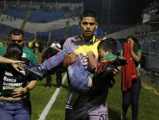 Las imágenes que no vio del ataque entre barras en la semifinal de fútbol hondureño