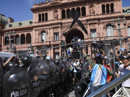 Desesperación de hinchas por decir adiós a Maradona provocó disturbios