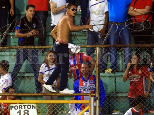 GALERIA: Aficionado invade la cancha y hace gol en pleno clásico