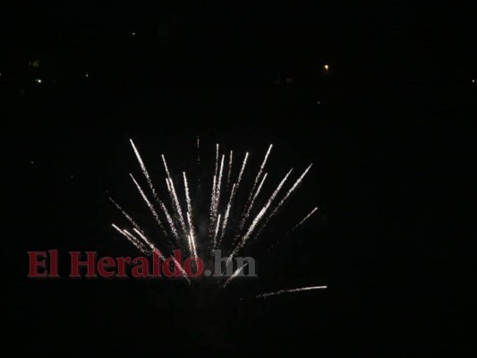 Colorida pirotecnia engalanó el cielo de Tegucigalpa y Comayagüela (FOTOS)