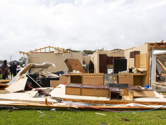 FOTOS: Caos y daños 'catrastróficos' dejan tornados al sur de Estados Unidos