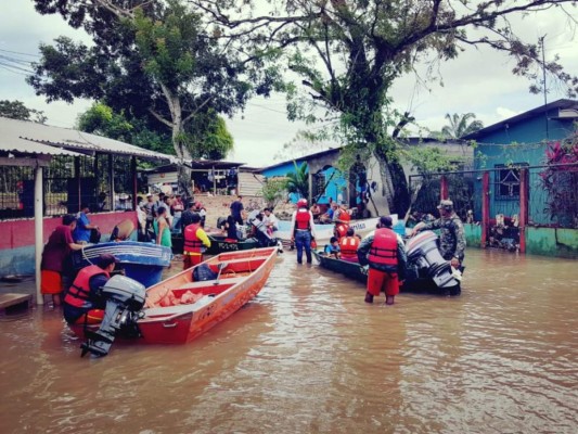 En imágenes: La tempestad no pasa para habitantes del Valle de Sula, que siguen bajo el agua tras potentes lluvias