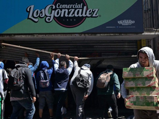 FOTOS: Violentos saqueos e incendios en medio de protestas en Chile