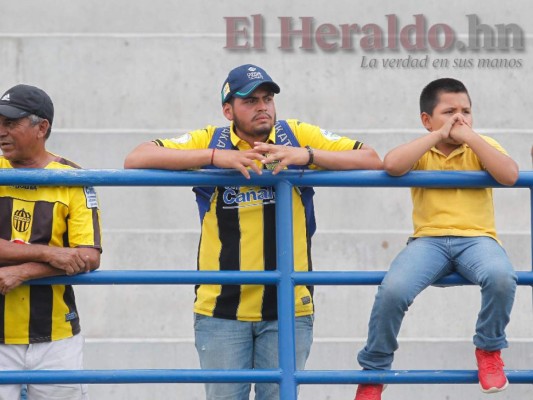 Fotos del ambiente en el estadio de Choluteca para el repechaje Lobos UPNFM vs Real España