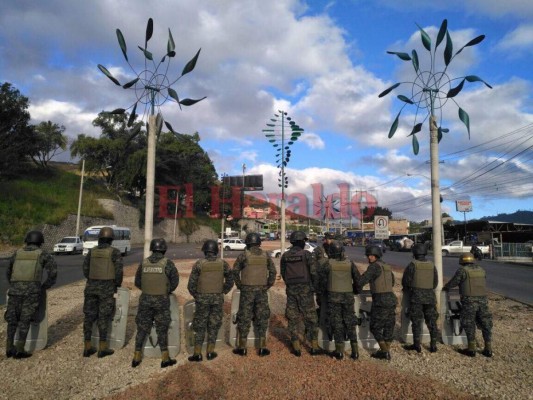 Resguardo militar y presencia policial en las calles capitalinas para desalojar protestas