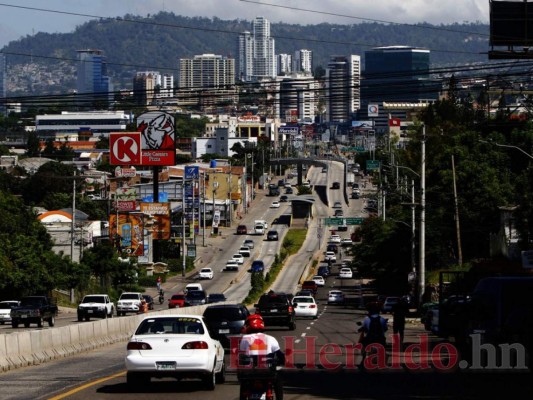 Masiva afluencia de personas durante circulación de dos dígitos (FOTOS)