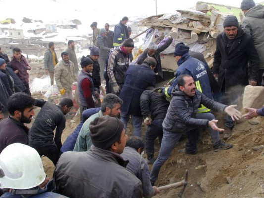 Dolor, destrucción y escombros: el sismo en Turquía que dejó 9 muertos