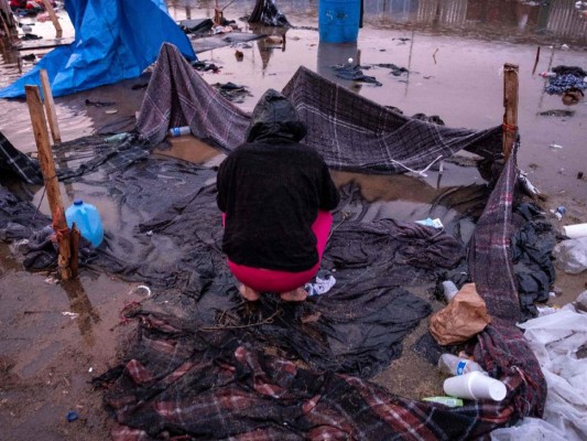 FOTOS: Fuerte lluvia destruye carpas en las que dormían migrantes de la caravana en Tijuana, México