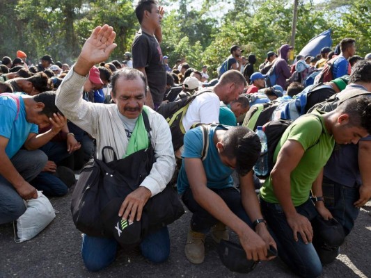 Duro trato a caravana migrante no causa indignación en México (FOTOS)