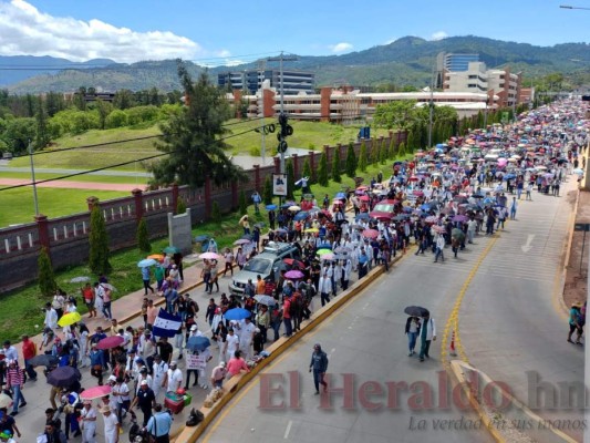 FOTOS: Colegios cerrados, sin atención en IHSS y marchas de maestros, médicos y estudiantes en otro día de protestas