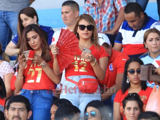 ¡Bellezas en el Nacional! Preciosas chicas engalanan la final entre Olimpia y Motagua