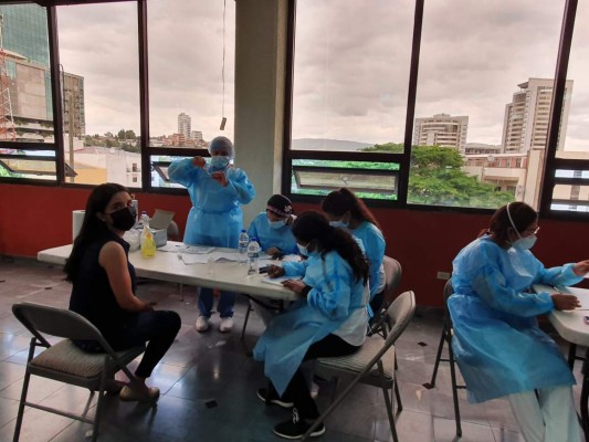 Así recibieron la vacuna anticovid los periodistas, presentadores y camarógrafos en la capital