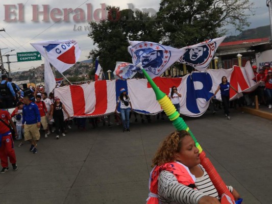 FOTOS: A bordo de motos, con banderas y cánticos, así fue la llegada de la Ultra Fiel al Estadio Nacional