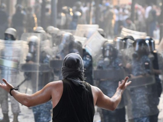 Impactantes imágenes de las protestas en Beirut, tras mortal explosión en puerto