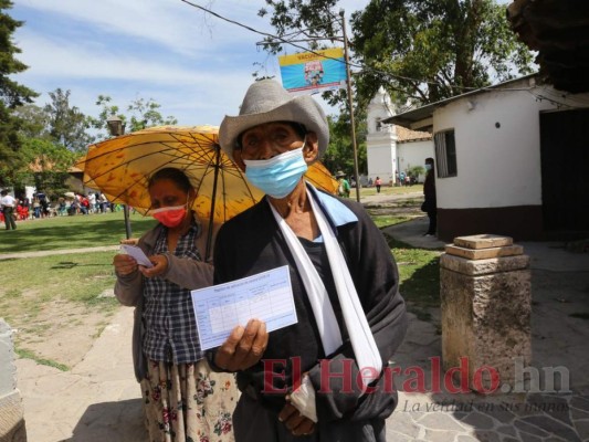 En orden y sentados, Ojojona vacuna a sus abuelitos con dosis donadas por El Salvador (FOTOS)