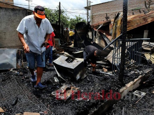 Lágrimas y dolor: incendio arrasa con dos casas en la Nueva Capital (FOTOS)