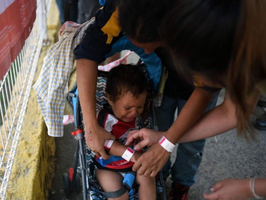 FOTOS: Con brazaletes en sus manos identifican a mujeres, hombres y niños de la caravana migrante en México