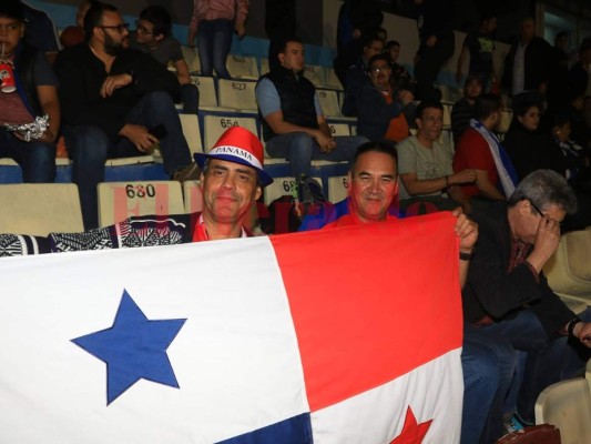 Las bellezas ponen un ambientazo en el Nacional para el Honduras vs Panamá