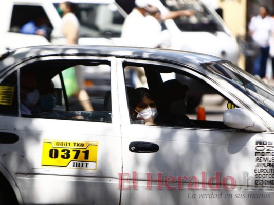 Masiva afluencia de personas durante circulación de dos dígitos (FOTOS)