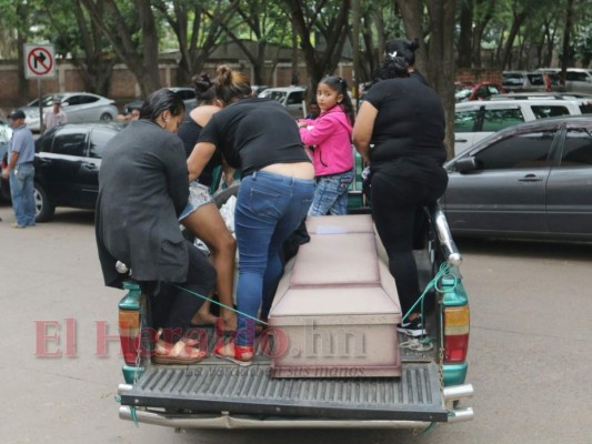 Luto y dolor: retiran cuerpos de mujer embarazada y niño asesinados en masacre de El Guanacaste