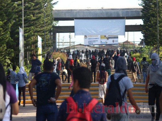 Descontrol y violencia en la UNAH en imágenes; hay estudiantes heridos