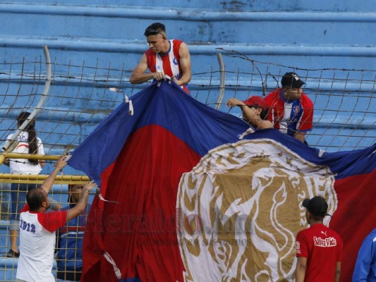 Bellezas y ambiente de la afición merengue en el Olímpico para el clásico capitalino en SPS